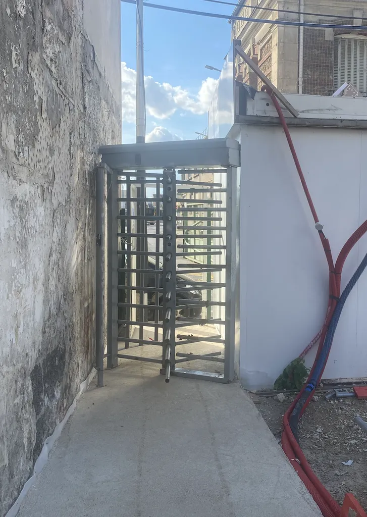 Installation d’un contrôle d’accès tourniquet avec lecteur de carte et badgeage sur base vie à Aubervilliers 93300