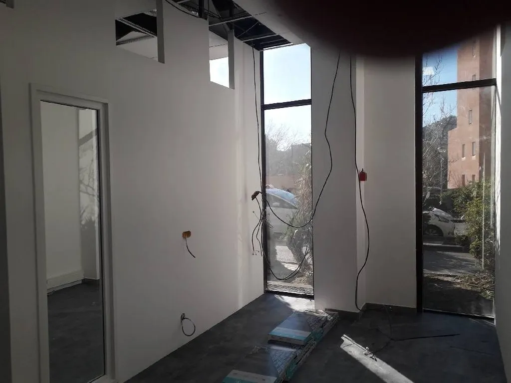 Réalisation des installations électriques pour des box avec des panneaux lumineux sur dans une clinique à Marseille
