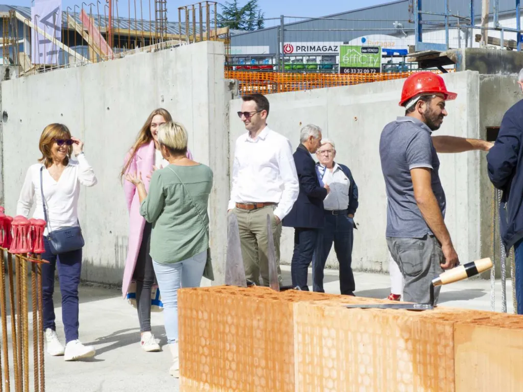 Photographe Pose de Première Pierre 