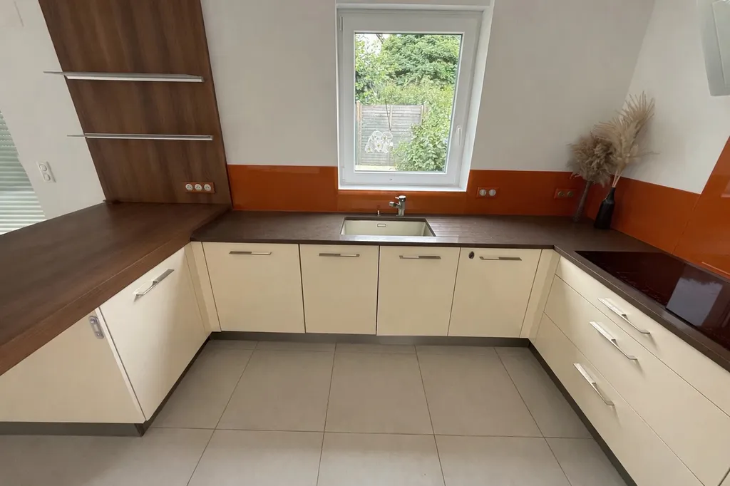 Covering de cuisine à Mittelhausbergen proche de Brumath : transformation des façades, de l'îlot central et de la crédence.