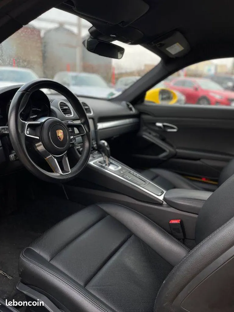 Porsche 718 Cayman jaune d'occasion dans un garage proche de Rouen