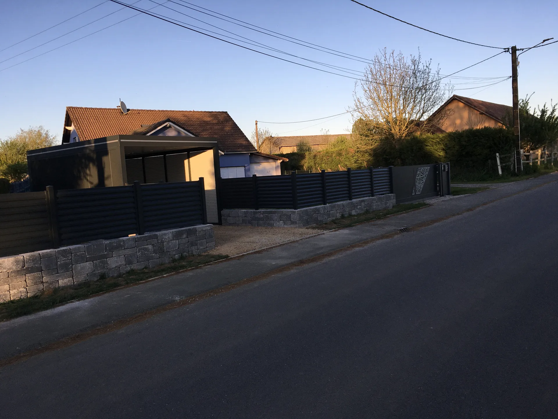 CLÔTURES CARPORT ET PORTAIL AUTOPORTÉ FABRICATION FRANÇAISE MOTEUR SOMFY DANS LE POTEAU
