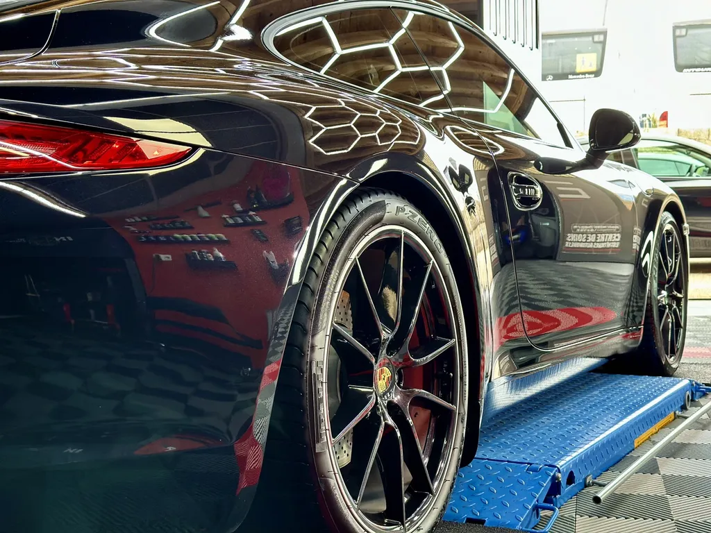 protection contre les rayures impacts film de protection PPF Lyon traitement céramique carosserie Porsche 911