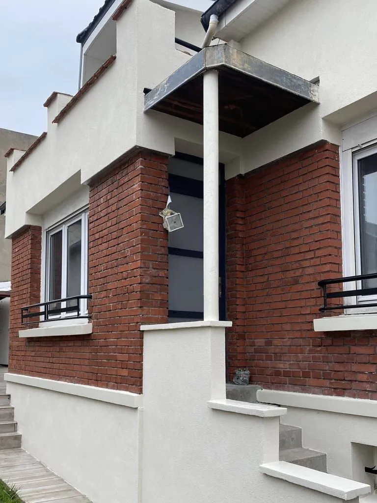 Maison au Havre rénovée avec une isolation performante, offrant confort et économies d’énergie.