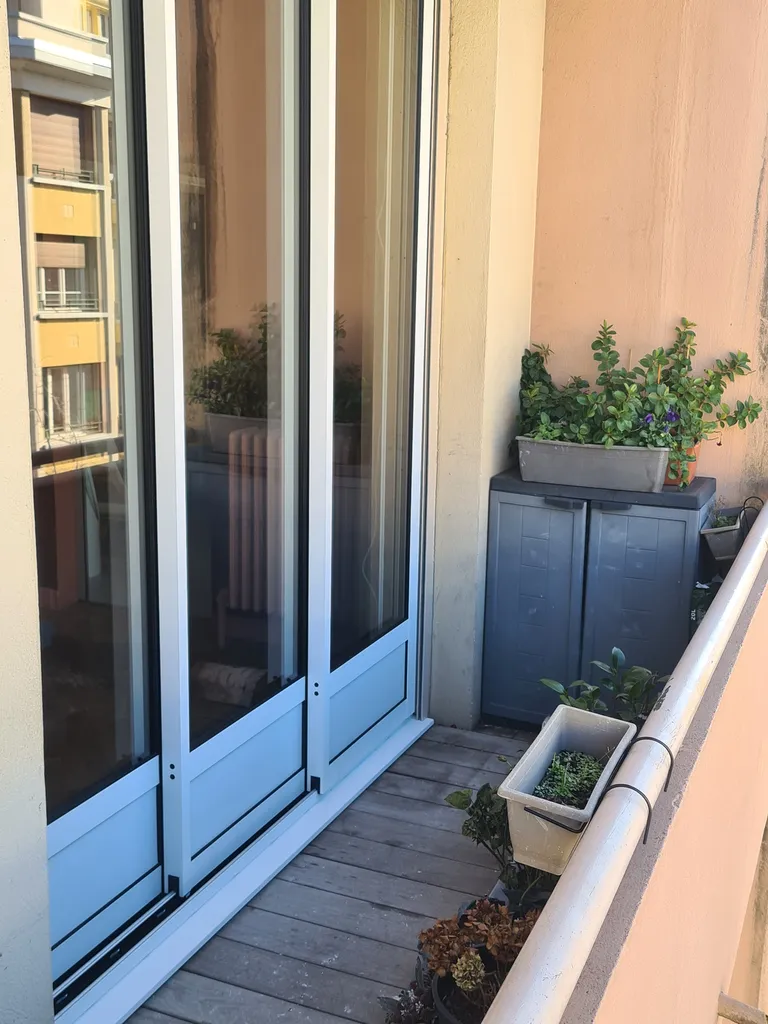 Installation d’un coulissant aluminium 3 vantaux sur 3 rails en rénovation dans le quartier Championnet à Grenoble