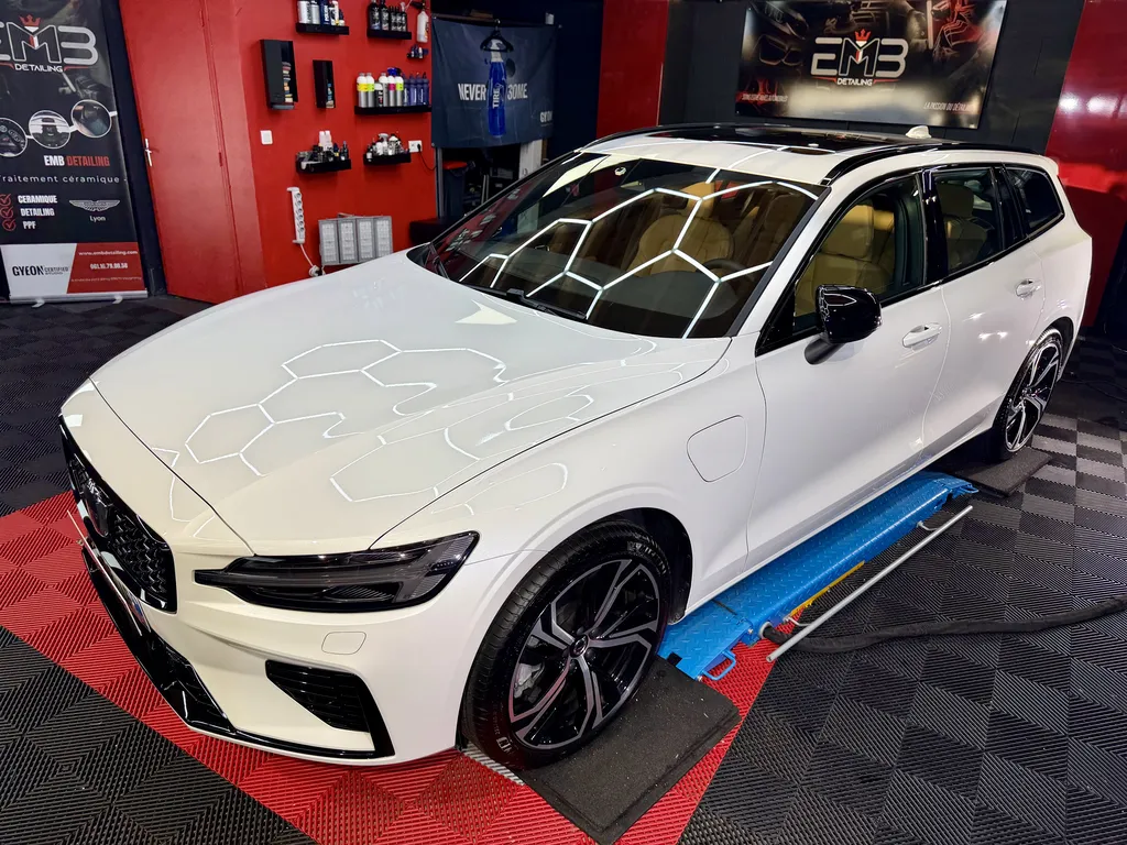 Rénovation carrosserie et traitement céramique Volvo V60 à Brindas près de Lyon Ouest avec polissage professionnel haut de gamme