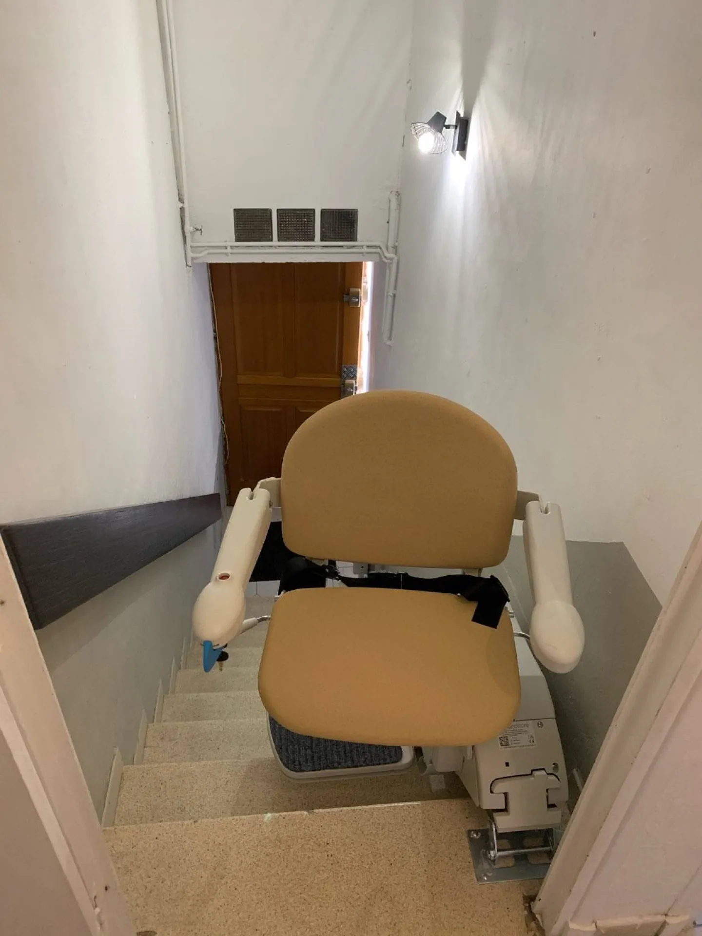 Installation d'un fauteuil monte-escalier droit ACORN avec rail relevable à Marseille