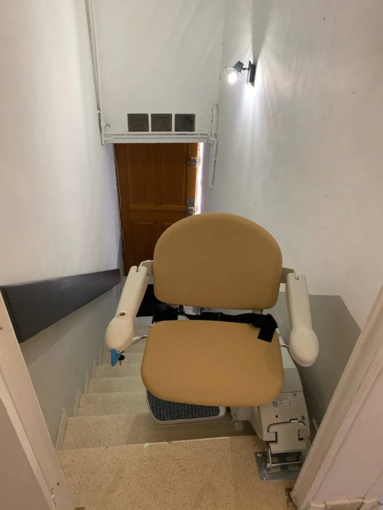 Installation d'un fauteuil monte-escalier droit ACORN avec rail relevable à Marseille