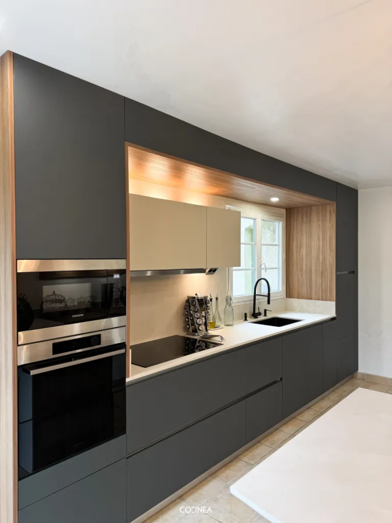 Conception et installation de cuisine haut de gamme Armony élégante et fonctionnelle sur-mesure à Toulouse, Plaisance-du-Touch, Colomiers, Tournefeuille (31)