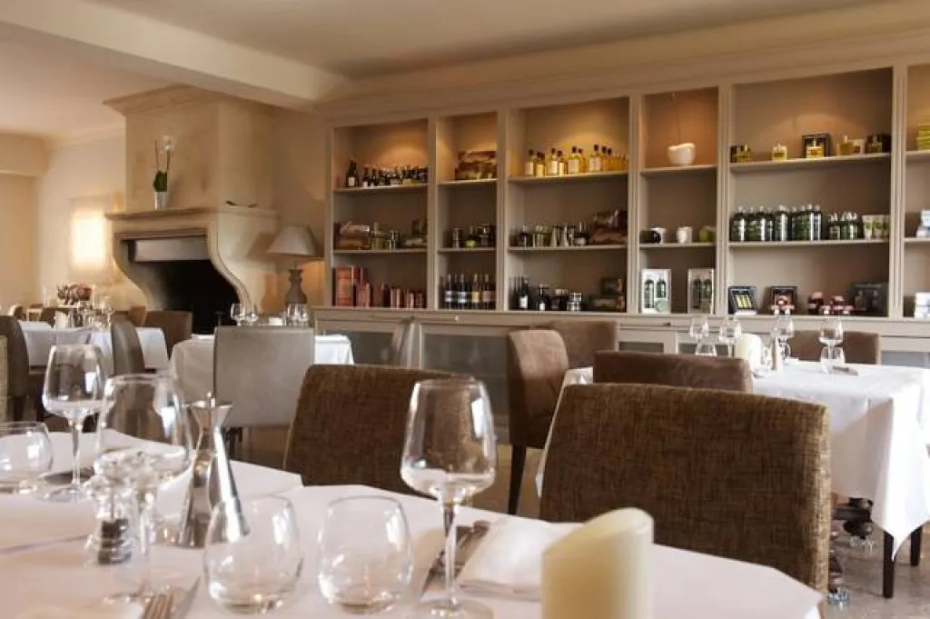 Le restaurant La Véranda à Menerbes une réalisation de Sacha HOUANT