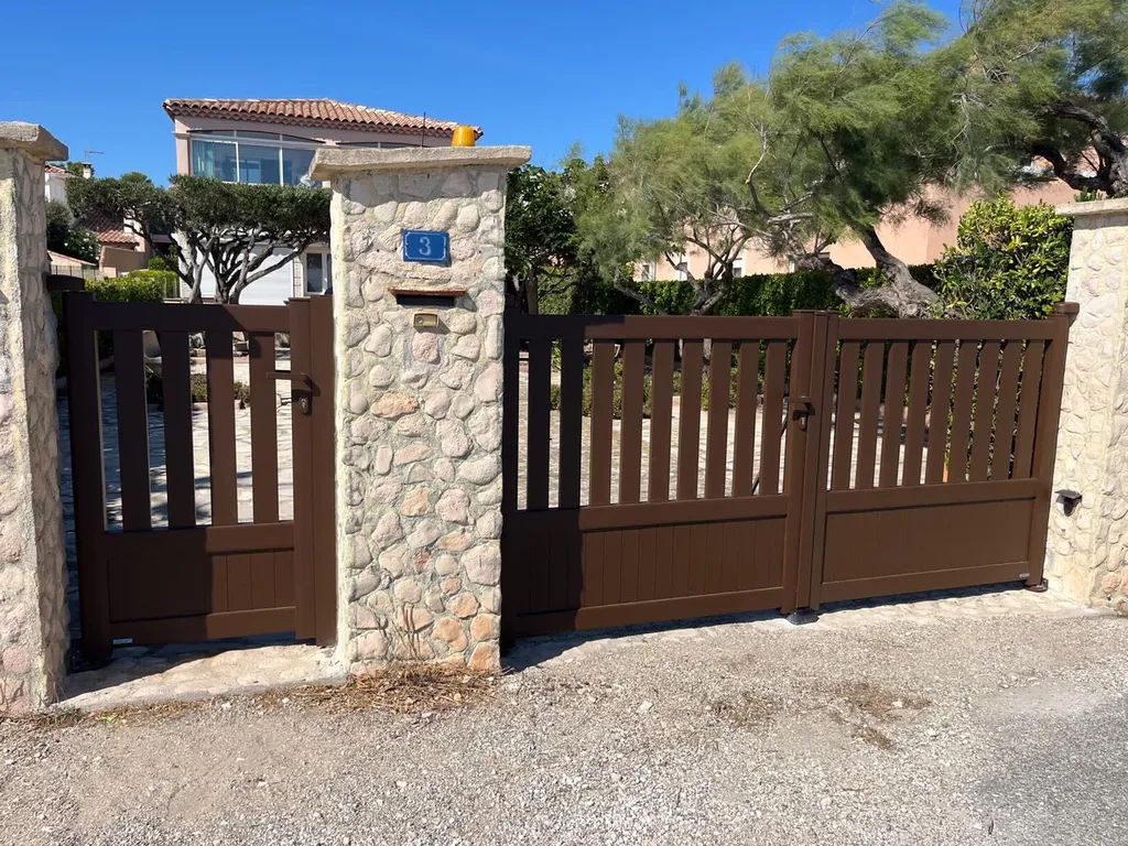 Mise en place d'un Portail battant Kostum modèle Argoats sur Carry le Rouet