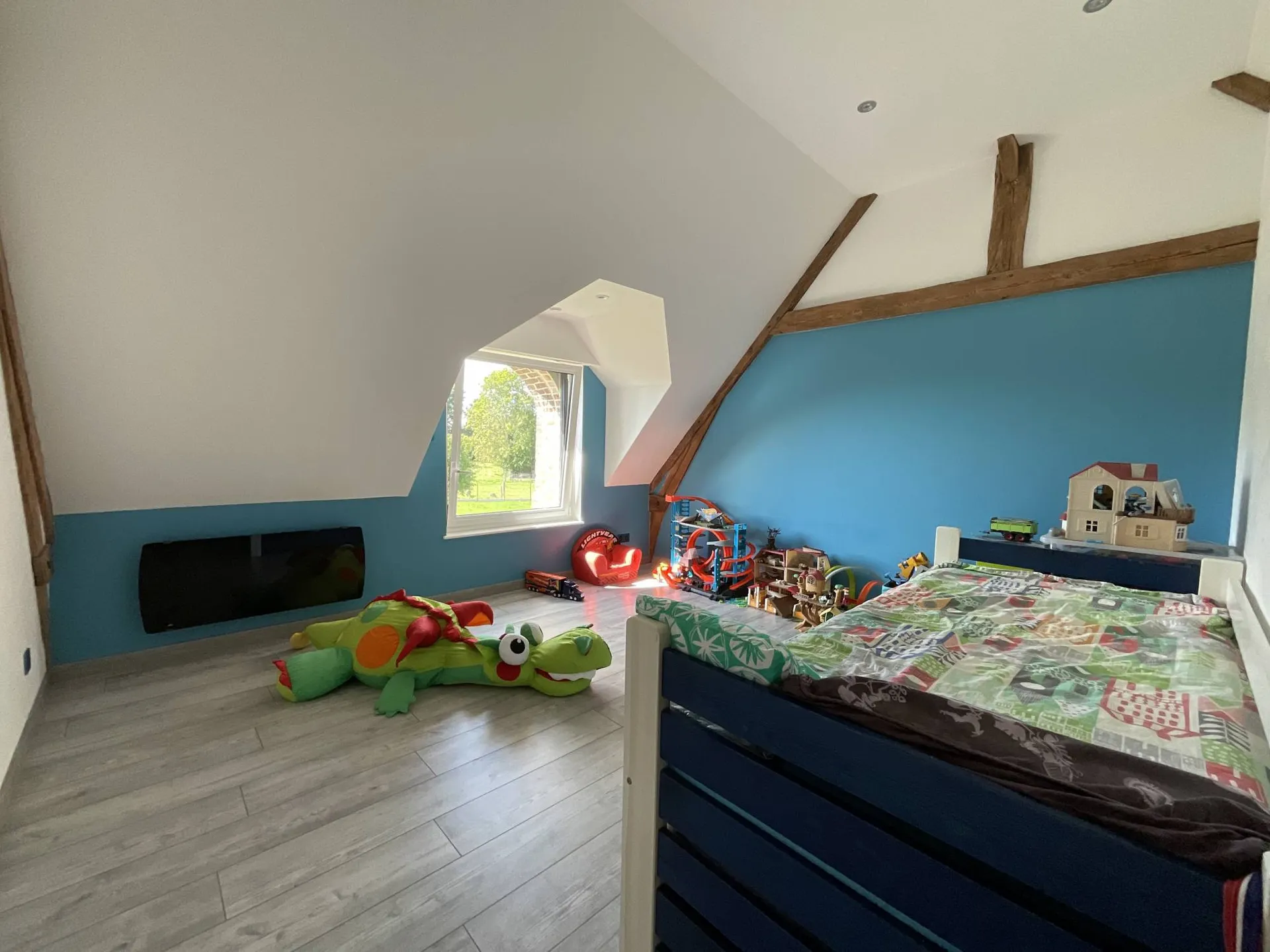 Vends longère en briques au calme à proximité des commerces, école et collège.