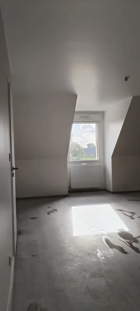 Peinture intérieure d' une maison finition veloutée avec murs de couleur et décoration de triangle symétrique entre Lillebonne  et Port Jérôme 