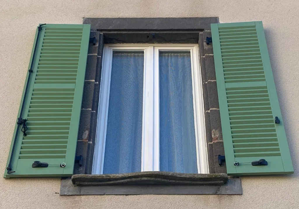 pose volets battants en bois coloris vert de chez Volets Thiebaut par 3 Baies à Aubière dans le Puy de Dome