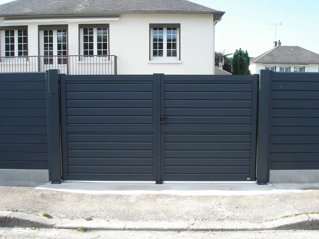 Installation de Portail en aluminium Battant, Modèle Plein/Semi-Ajouré Coordonné Sur-Mesure à Pont l'Évêque dans le Calvados 14 et Saint-André-d'Hébertot