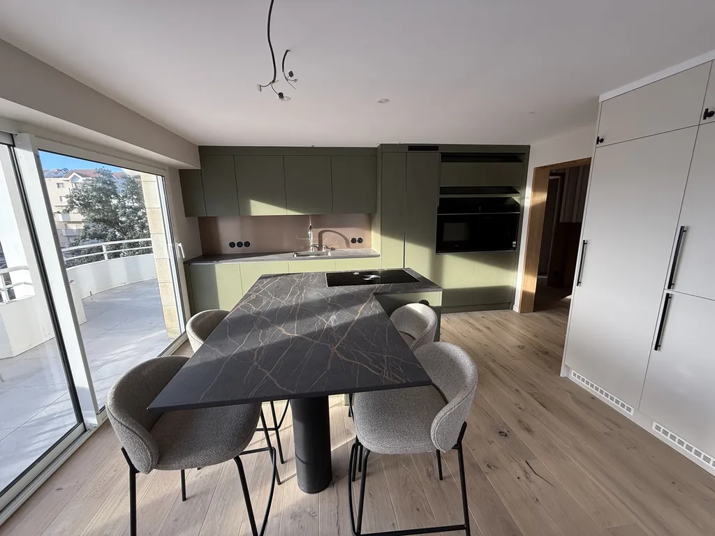 Fabrication et pose d'une cuisine sur mesure avec îlot central en Gironde – Lacoste Agencement