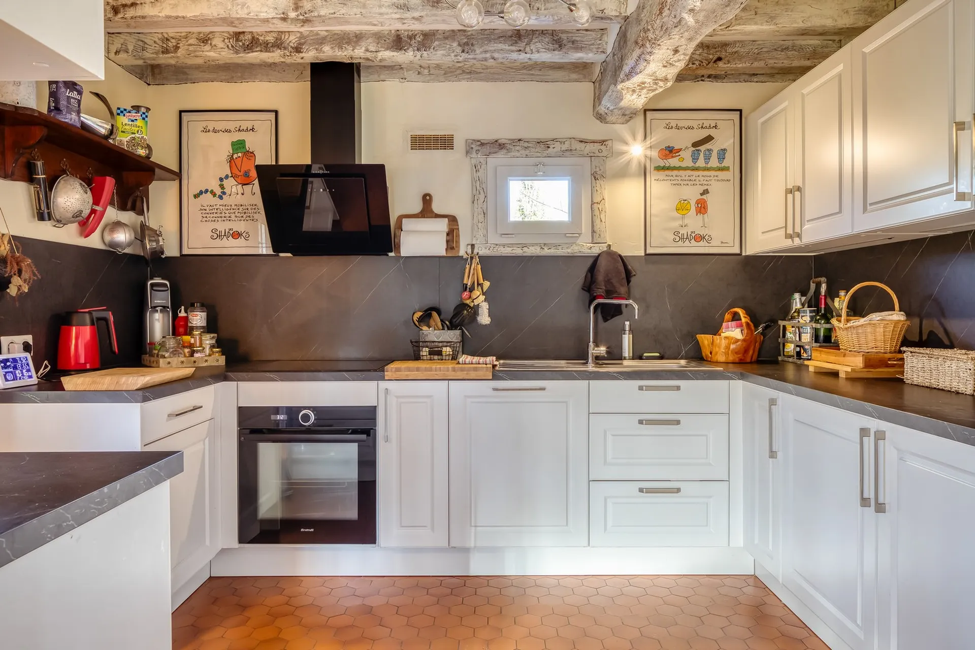 Cette maison à vendre près de la mer offre de beaux volumes et une distribution fonctionnelle, adaptée à un projet familial ou de résidence secondaire.