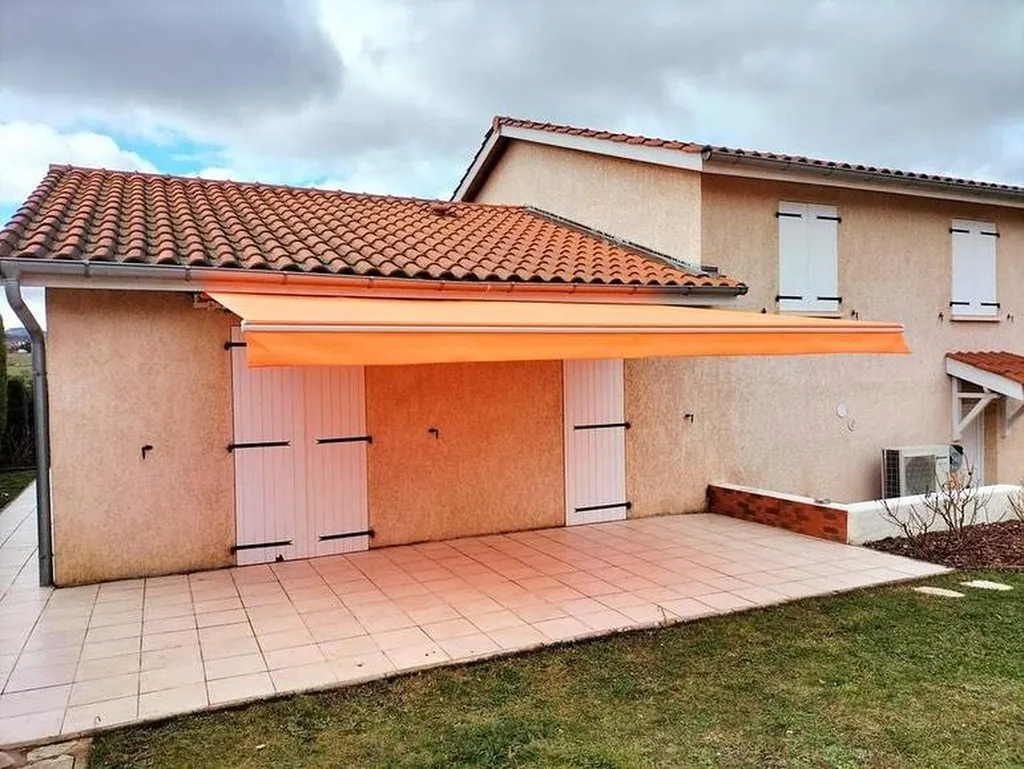 Installation d'un store banne extérieur électrique à Francheville