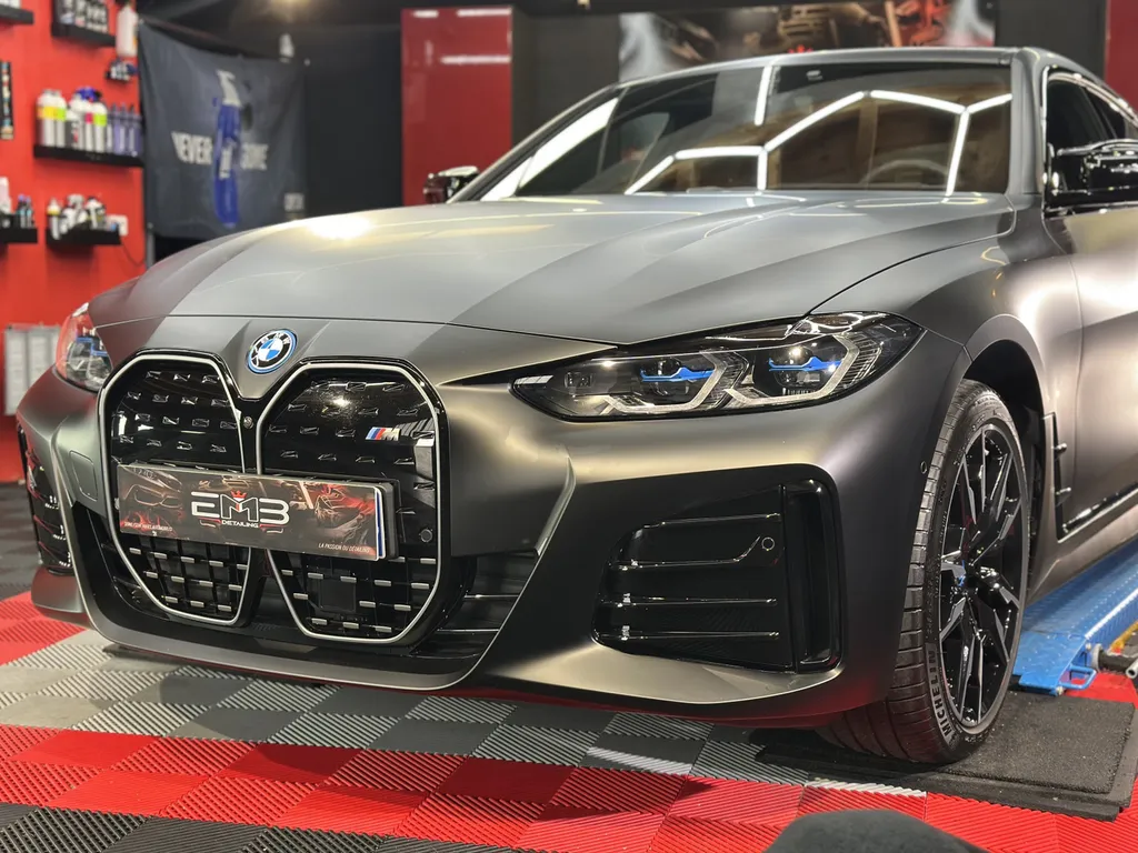 Pose de PPF « full-wrap » sur BMW i4 mate – EMB Detailing à Vaugneray, Lyon Ouest & Région