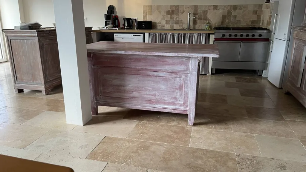 Travertin pour carrelage intérieur et extérieur autour d'une piscine avec margelle en pierre naturelle proche Bergerac, Périgueux entre Bordeaux et Sarlat