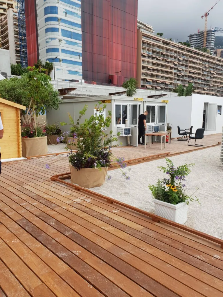 Louer des structures modulaires pour WC, sanitaires et poste de secours sur la plage du Larvotto à Monaco