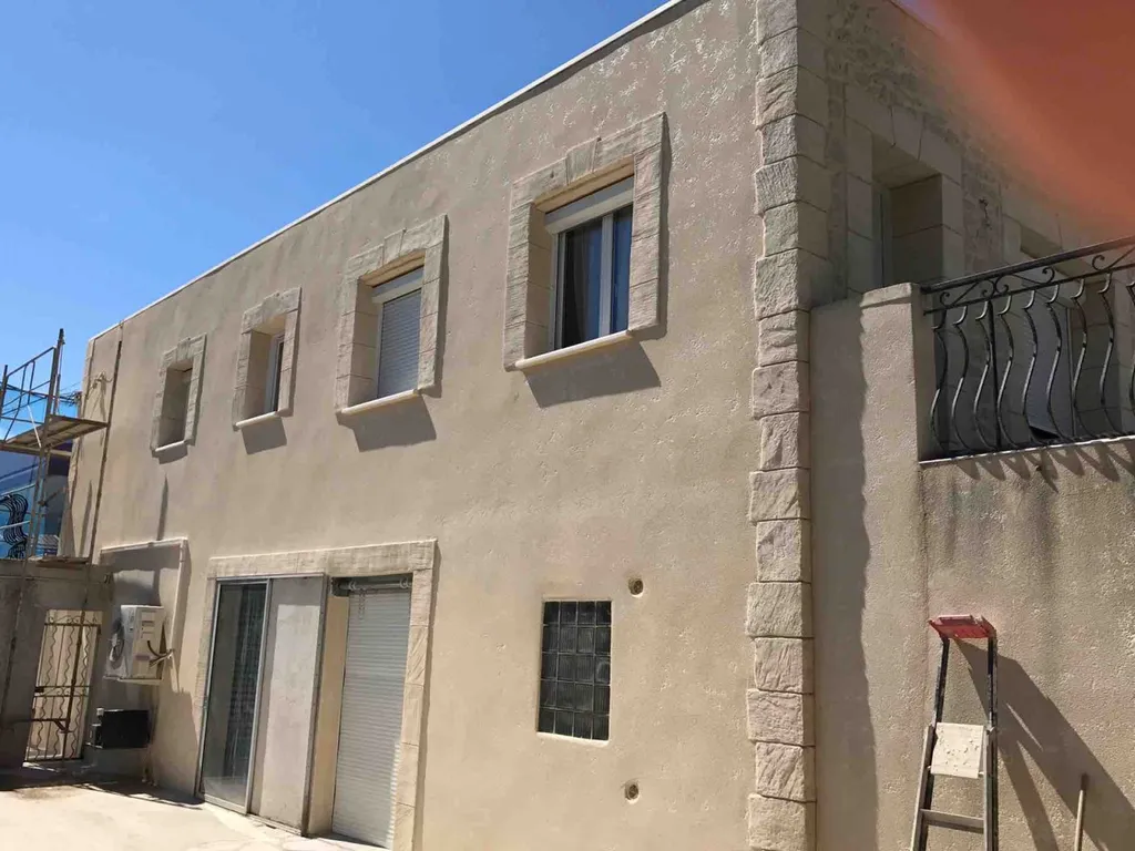 bureau extérieur au torchis gratté sur beziers 