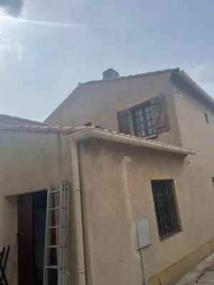 Un ravalement de façade complet au Castellet, intégrant un nettoyage haute pression, décroûtage et reprise d'enduits et un traitement hydrofuge coloré