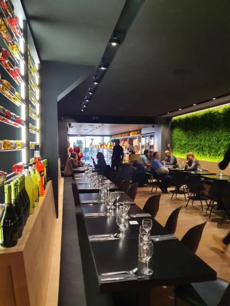 pergola bioclimatique autoportante sur mesure pour terrasse de restaurant aix en provence