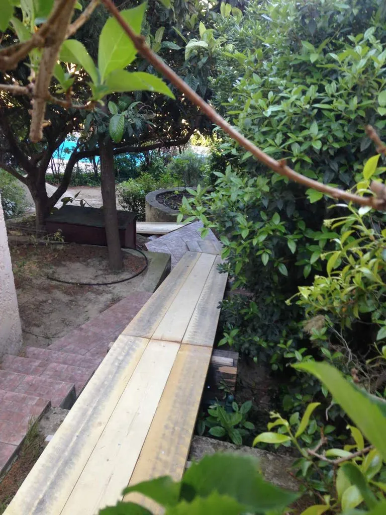 Construction d'un abri de jardin dans une villa à Salon de Pce - chemin d'accès