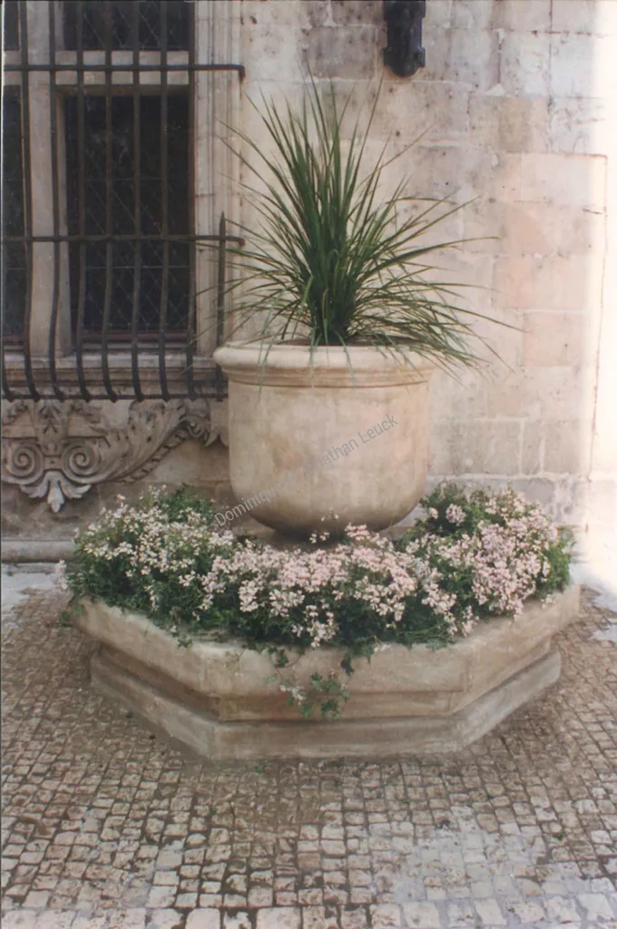 Puits ou vases en pierres