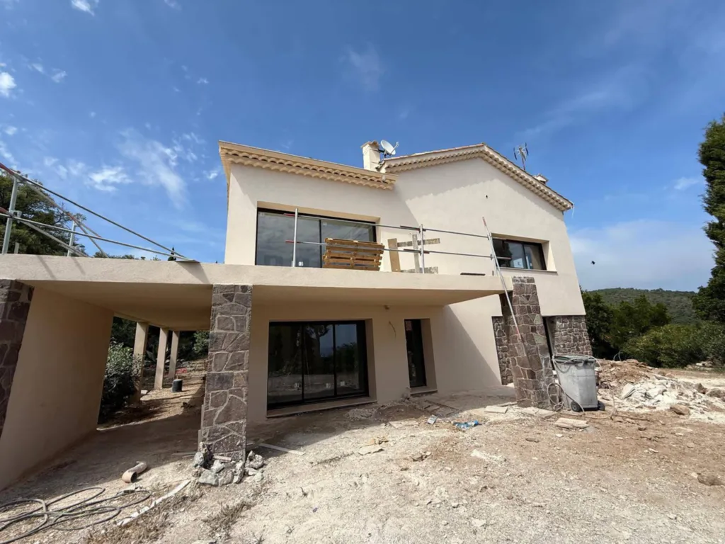 ravalement de facade enduit projete les issambres var