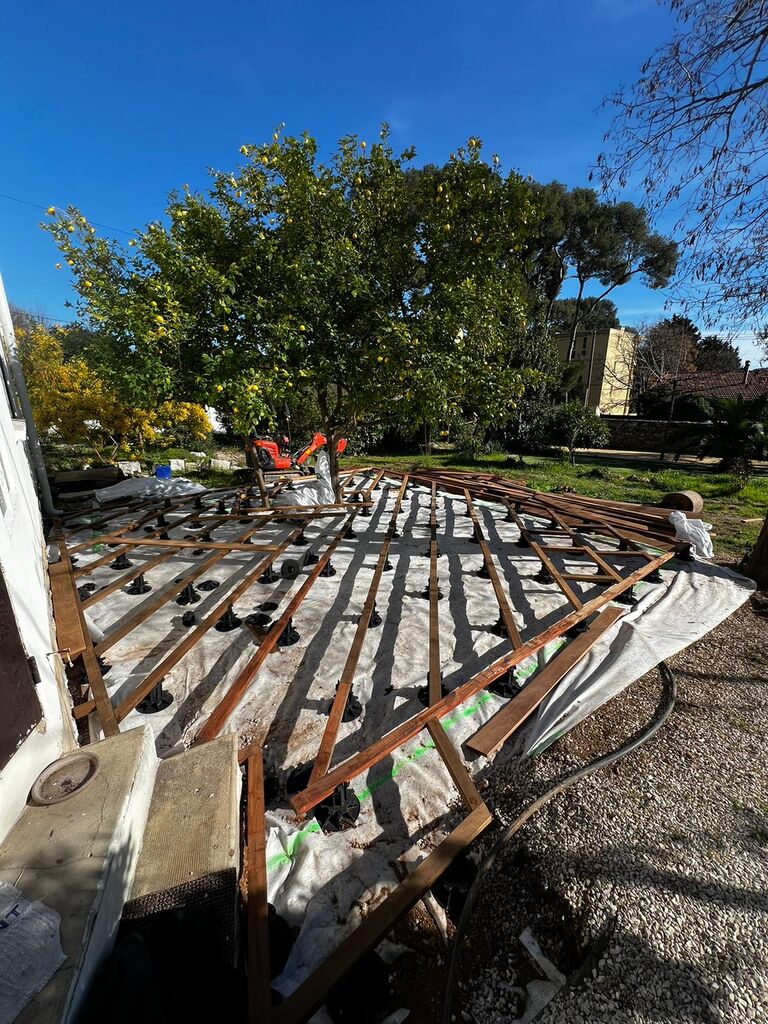 Création d’une terrasse bois exotique et d’un espace en travertin à Toulon