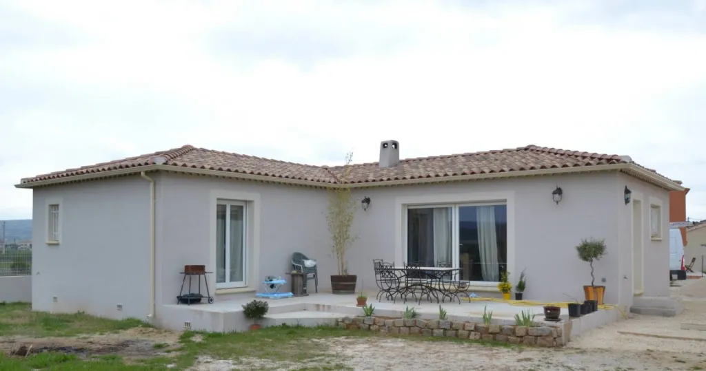 Chantier Goudargues maison équipée de gouttières en forme cornichebeige rosé.