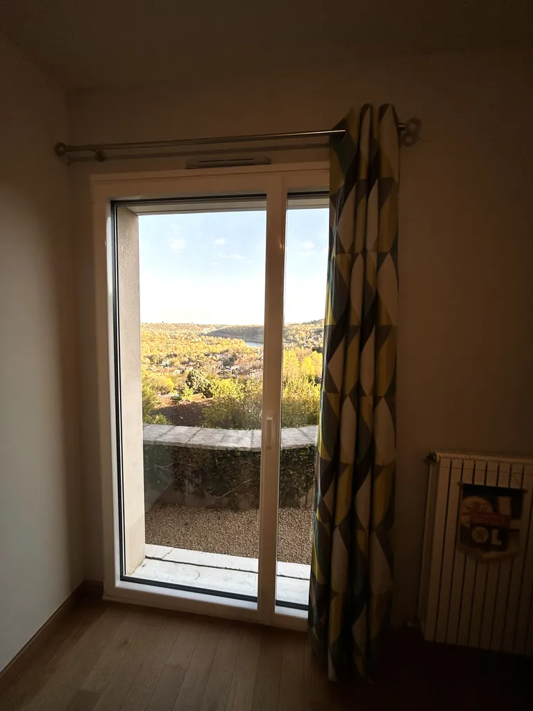 Fenêtres aluminium vues de l’intérieur apportant confort thermique et luminosité dans une maison rénovée à Couzon-au-Mont-d’Or (Rhône 69)