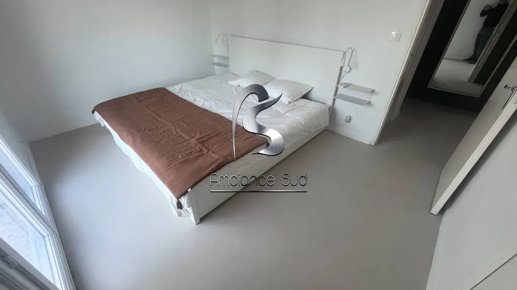 Réalisation des sols de chambres en résine minérale effet béton ciré coulé dans une maison à La Valette du Var à côté de Carqueiranne