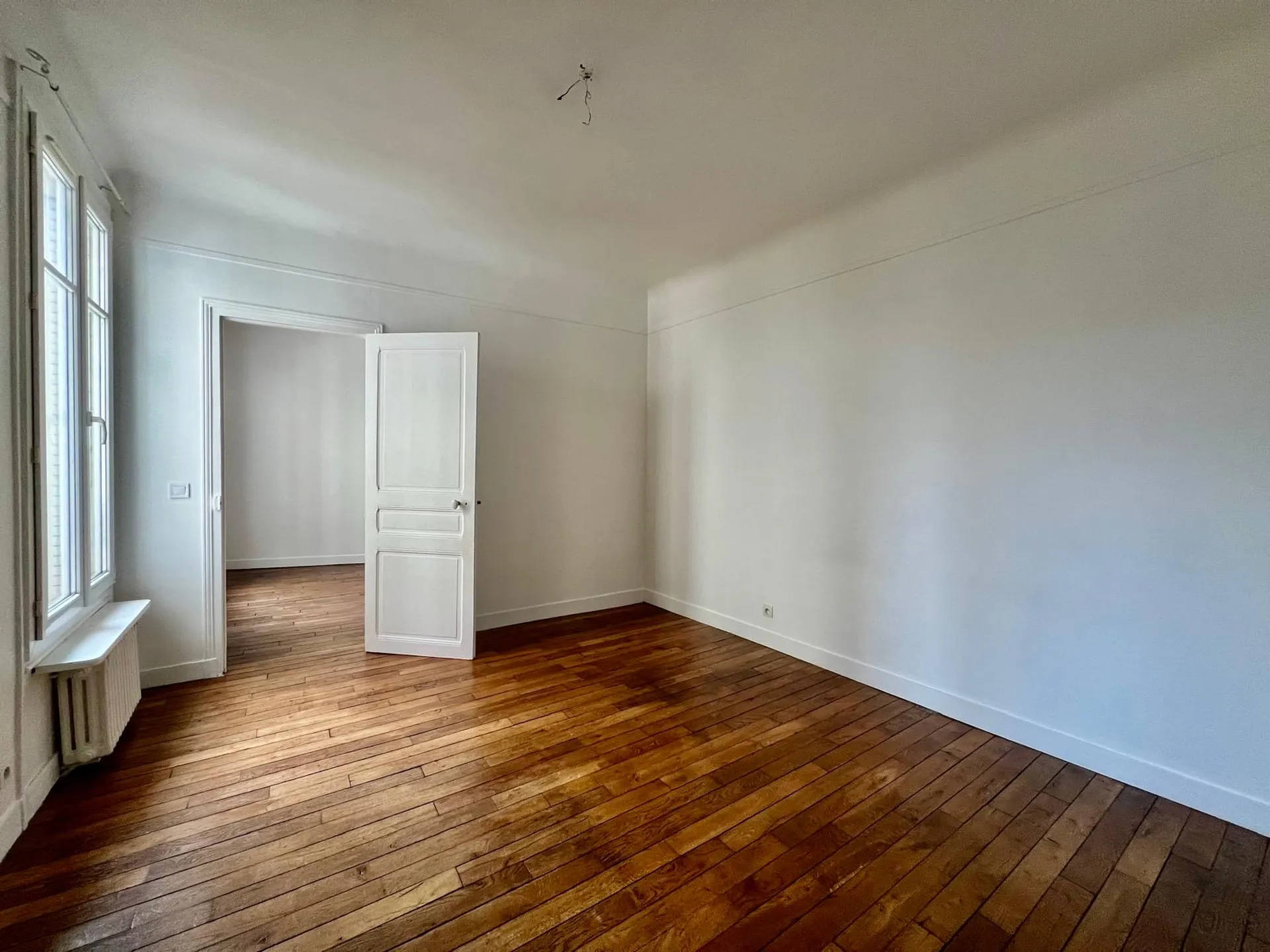 Exclusivité à louer, au Vésinet, un appartement ultra lumineux, traversant et soigné avec 2 chambres ou bureau sur cour intérieure à 5 minutes du RER