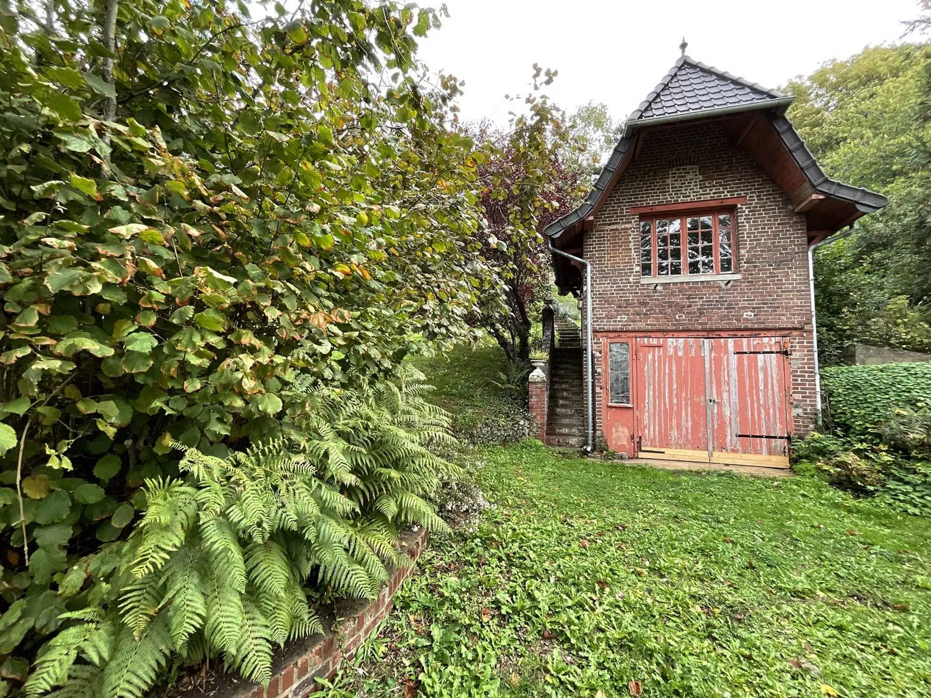 A vendre villa de 151.78m² habitables et sa dépendance à rénover avec garage en rez-de-jardin.