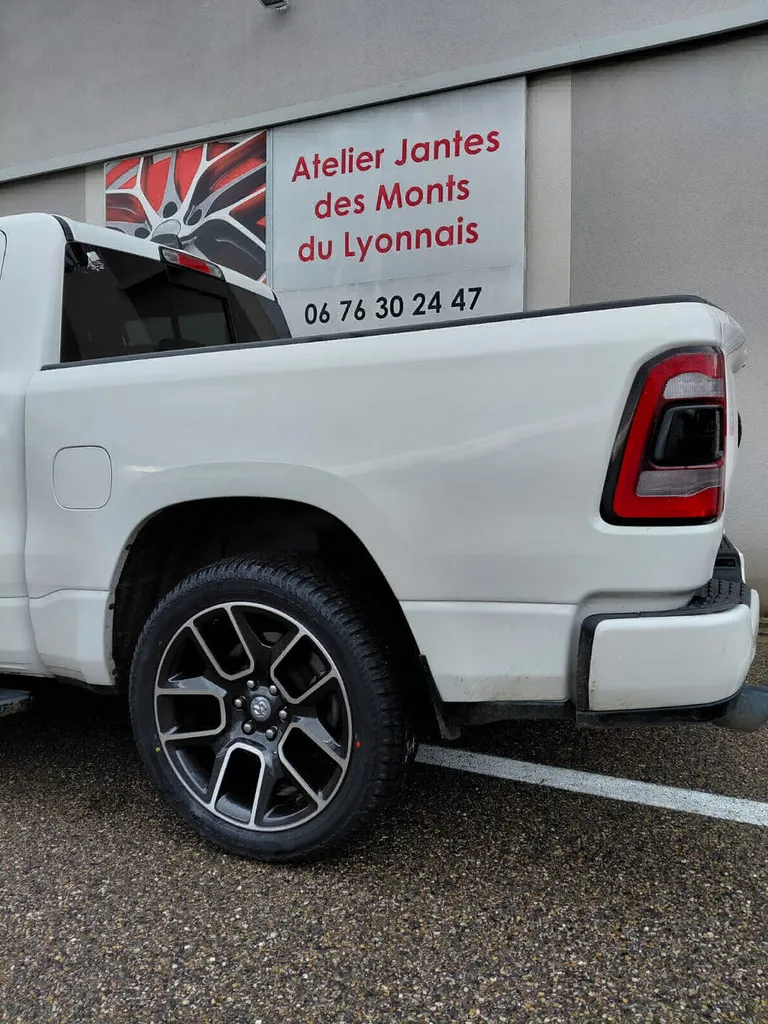 Rénovation des 4 jantes sur ce Dodge Ram de l'ouest Lyonnais 