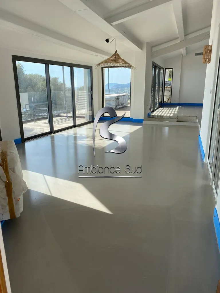 Pose d’un revêtement en béton ciré décoratif dans une maison à Carqueiranne dans le Var (83)