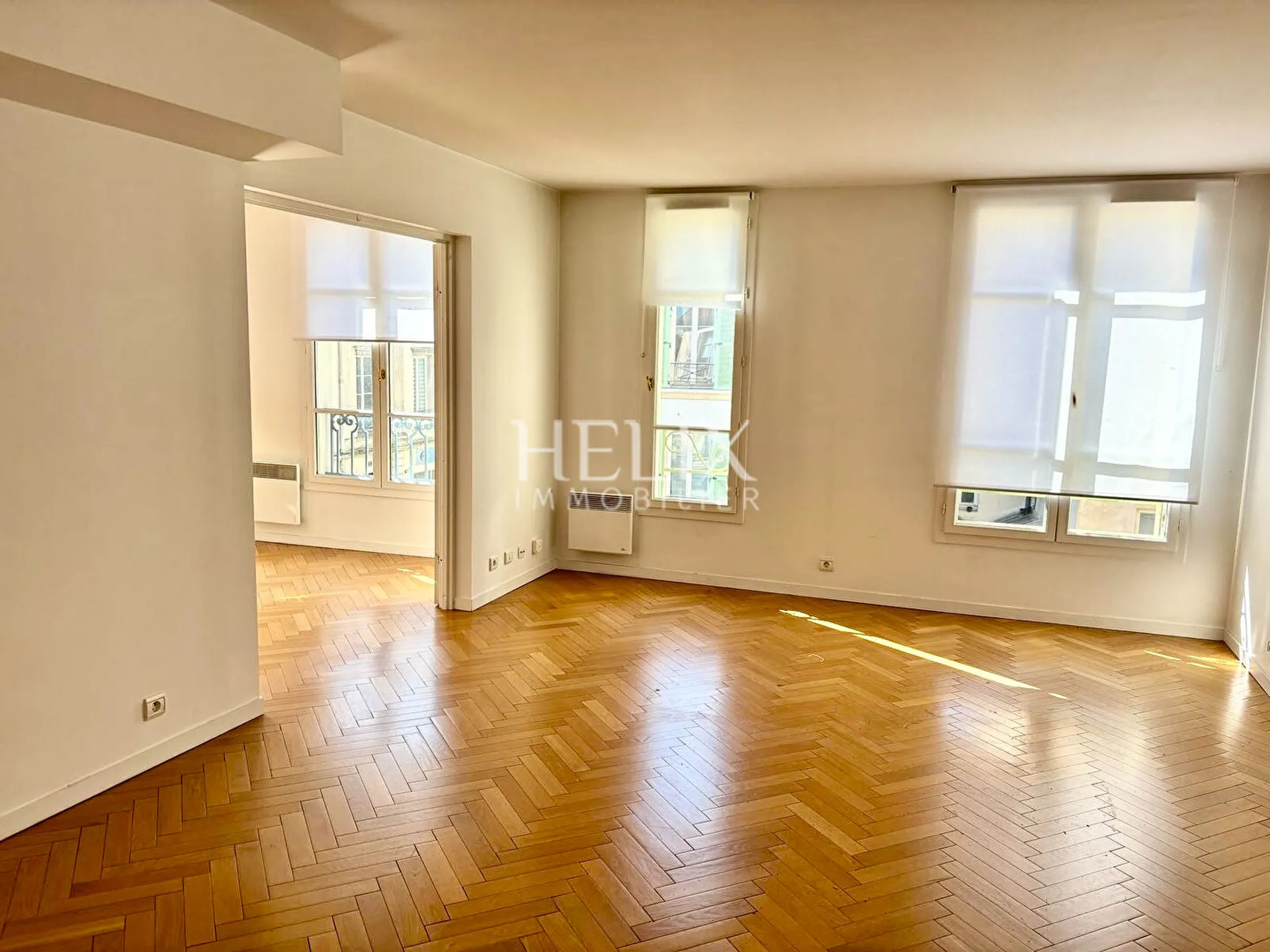 A vendre à Saint Germain Laye, un appartement 3 pièces à 1 minutes à pied de la place du marché dans un bel immeuble de standing extrêmement bien entretenue avec ascenseur. 