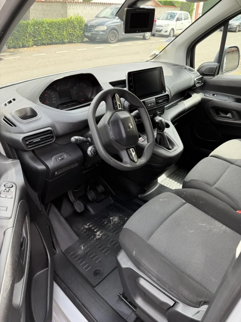 Peugeot Partner : Déflocage professionnel et remise en état avec nettoyage complet à Saint Just Saint Rambert