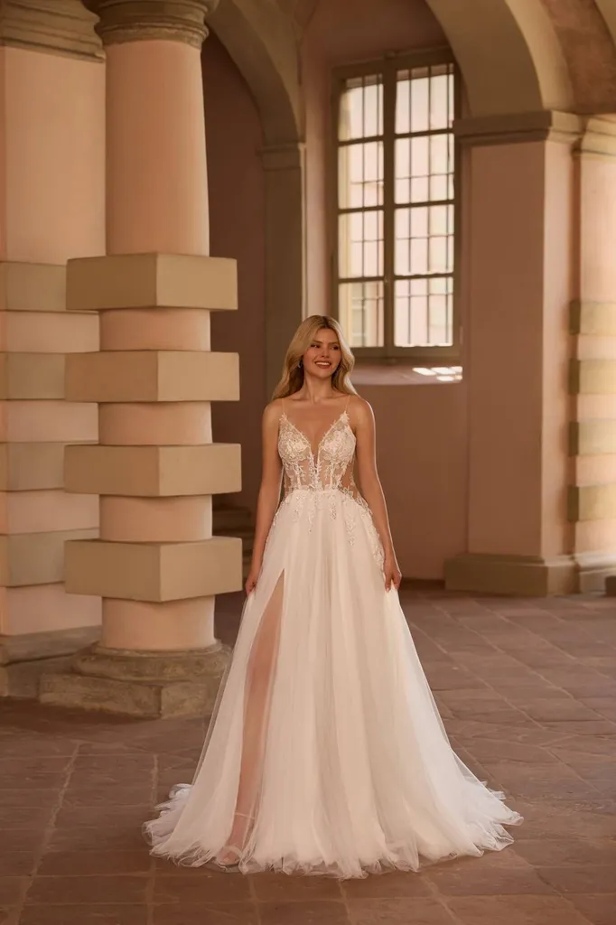 Robe de mariée princesse avec fines bretelles et dentelle scintillante Marseille