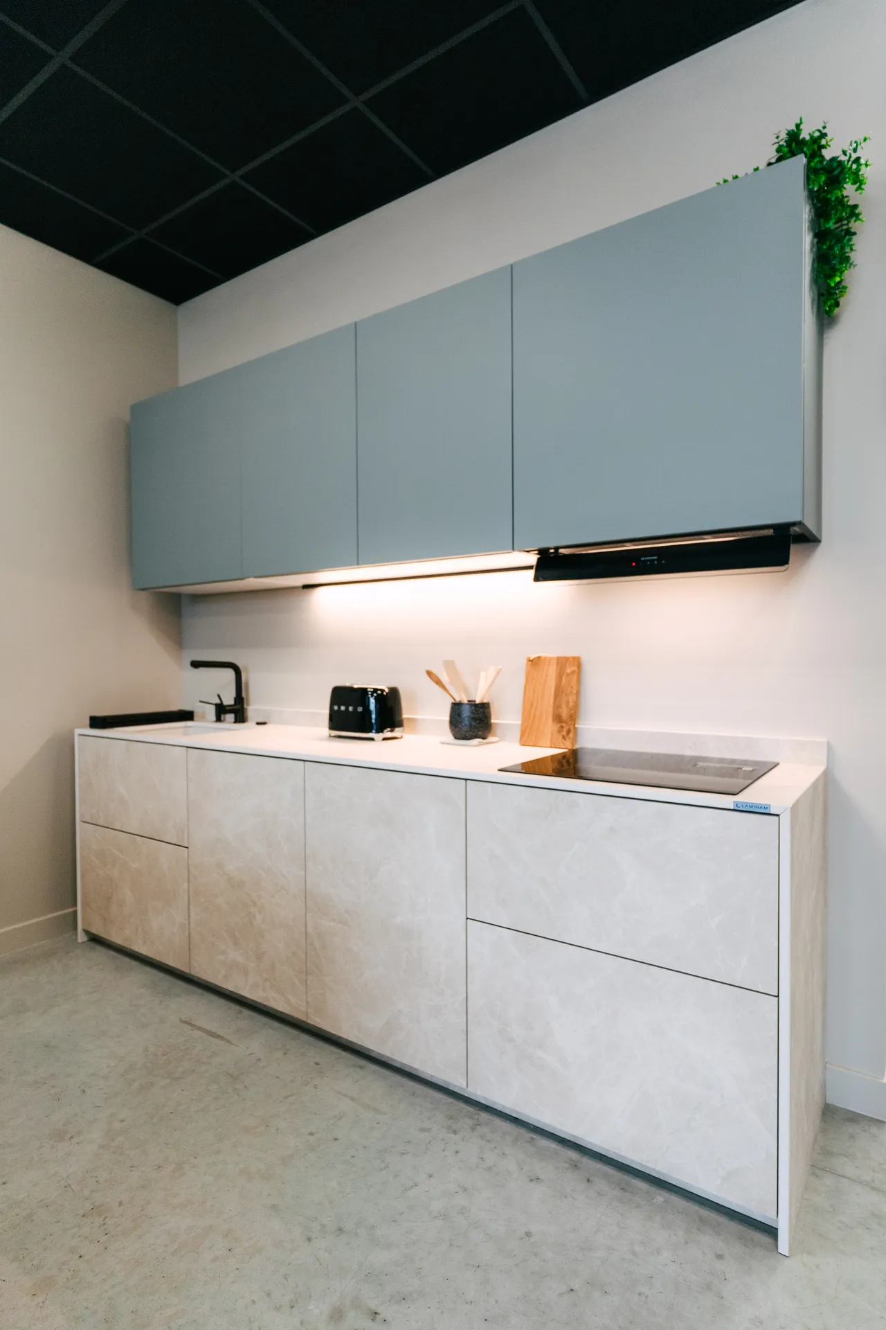 Poser une cuisine sur-mesure linéaire vert pastel et beige avec plan de travail effet pierre à Colomiers et en Haute-Garonne