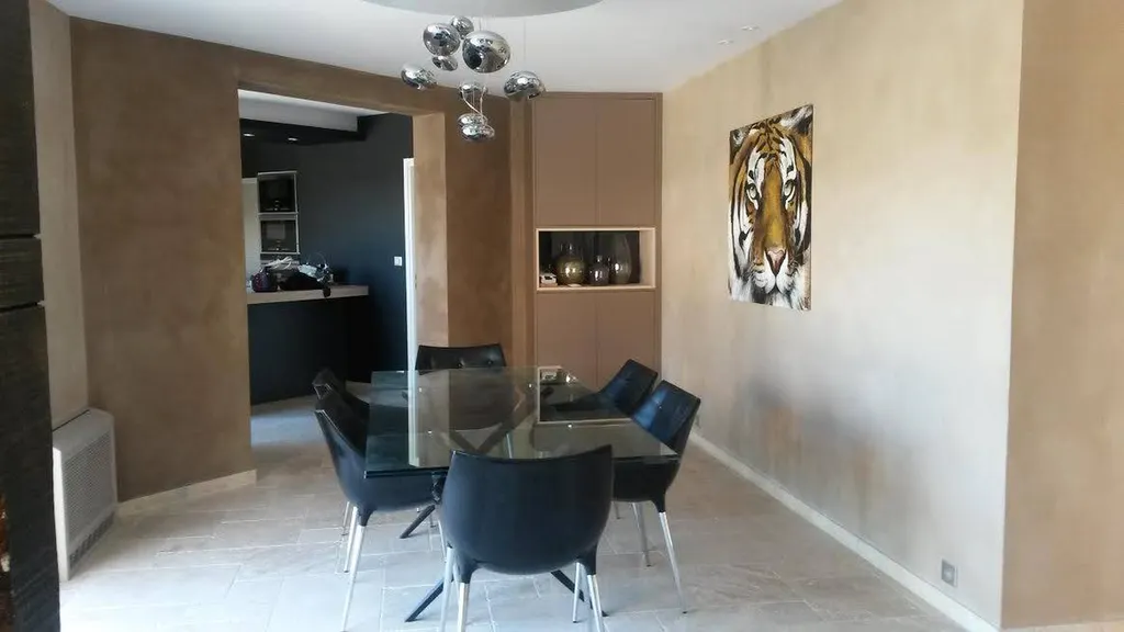 Salon séjour couloir : ENDUIT CHAUX et POUDRE DE MARBRE 000 teinté avec des pigments minéraux