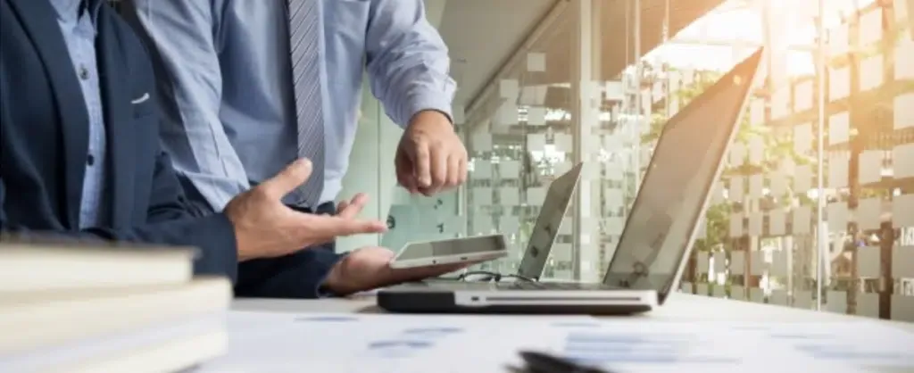 Dirigeant calculant dividendes vs réinvestissement de la trésorerie