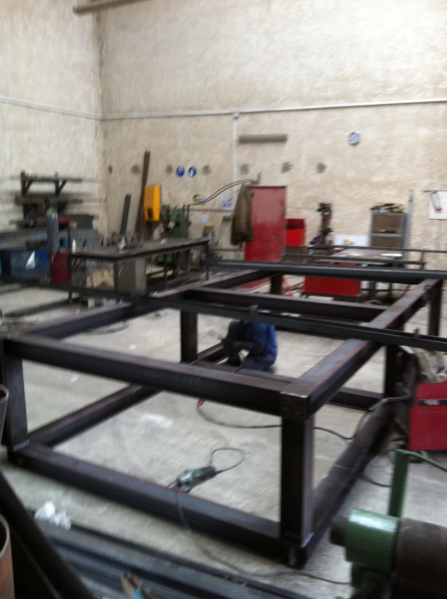FABRICATION ET POSE CHASSIS SUR MESURE METALLIQUE INDUSTRIEL ACIER DANS LES BOUCHES DU RHONE 13 PACA MARTIGUES