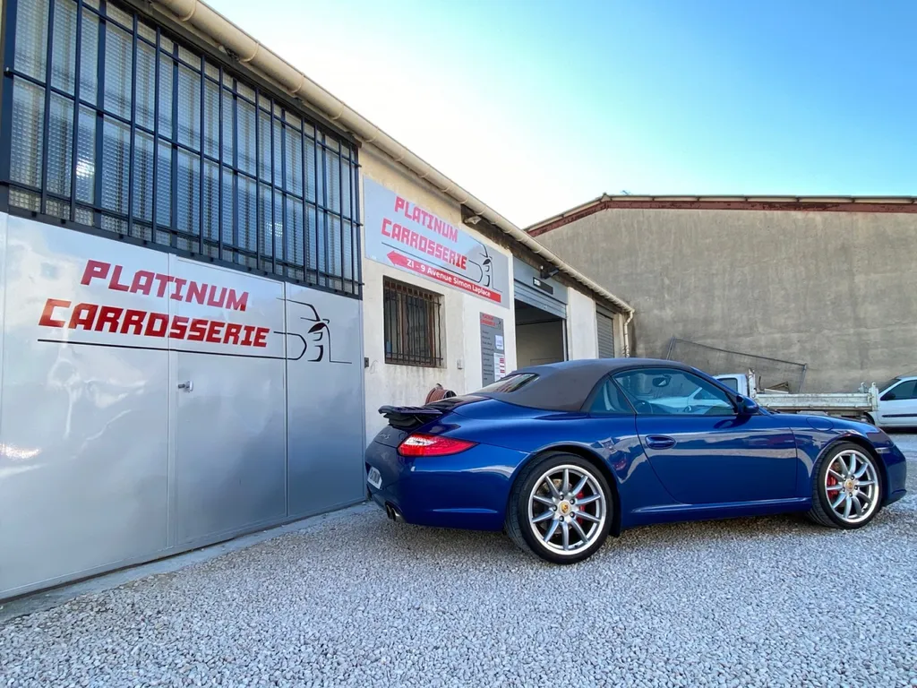 Carrosserie pour réparation à Carnoux, porsche 997 avec les deux ailes arrière abîmés. Platinum Carrosserie franchise offerte 