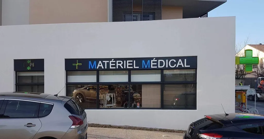 enseigne lumineuse et croix de pharmacie nimes