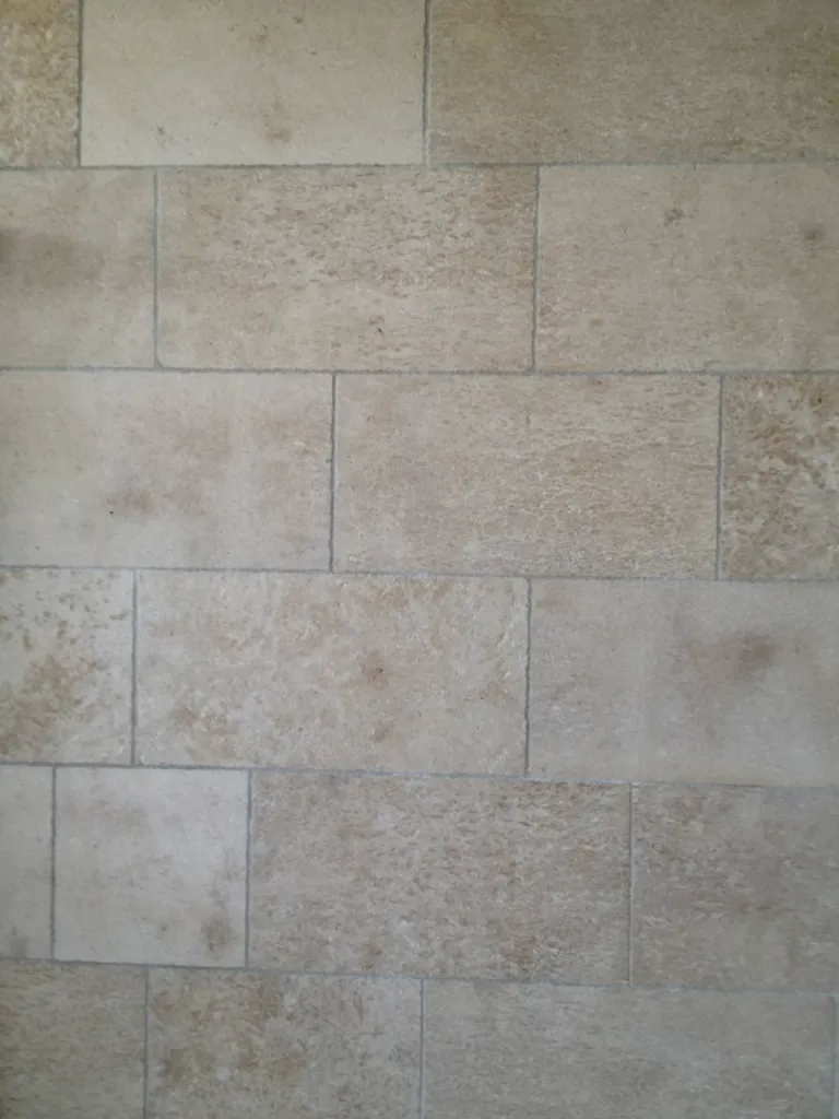 Dallage en pierre naturelle pour sol intérieur, terrasse et plage de piscine en extérieur. Quelle pierre choisir au 36 rue de Bourgogne à Paris ?