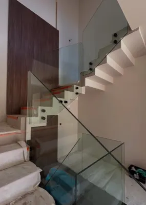 Réalisation de garde-corps vitrée sur mesure montée sur point de fixation haut de gamme, chantier sur Lyon